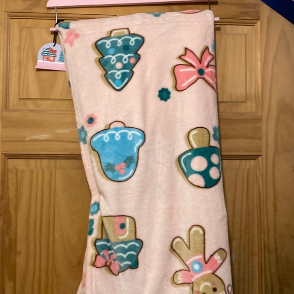 Betsy Johnson Pink Pastel Bows &Gingerbread Throw Christmas Blanket  NWT - Picture 2 of 3